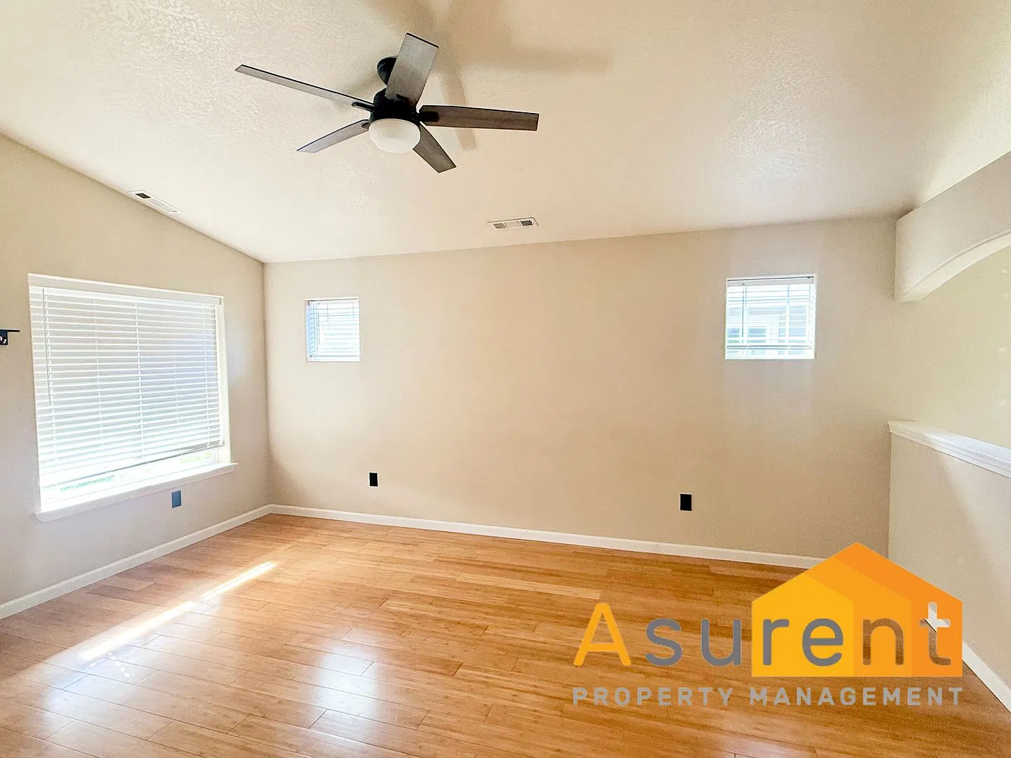 3 Bedroom- 2 Bathroom Home, Low-Maintenance Living on a quite street in White City — Photo 4
