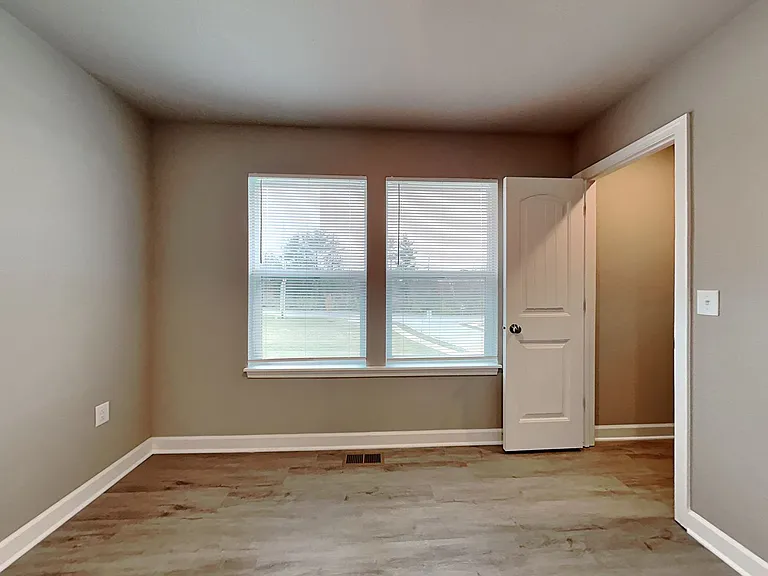 214 SW Marigold St — Photo 11