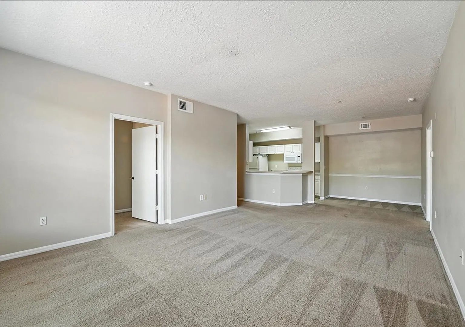 3 BR / 2 BA Condo In The Palms Club — Photo 4