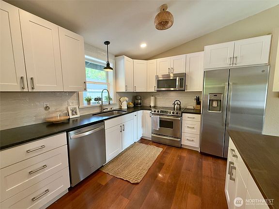 4th image of 104 S Green Street