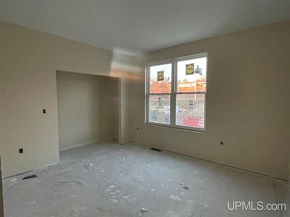 4th image of 798 S Lakeshore Blvd
