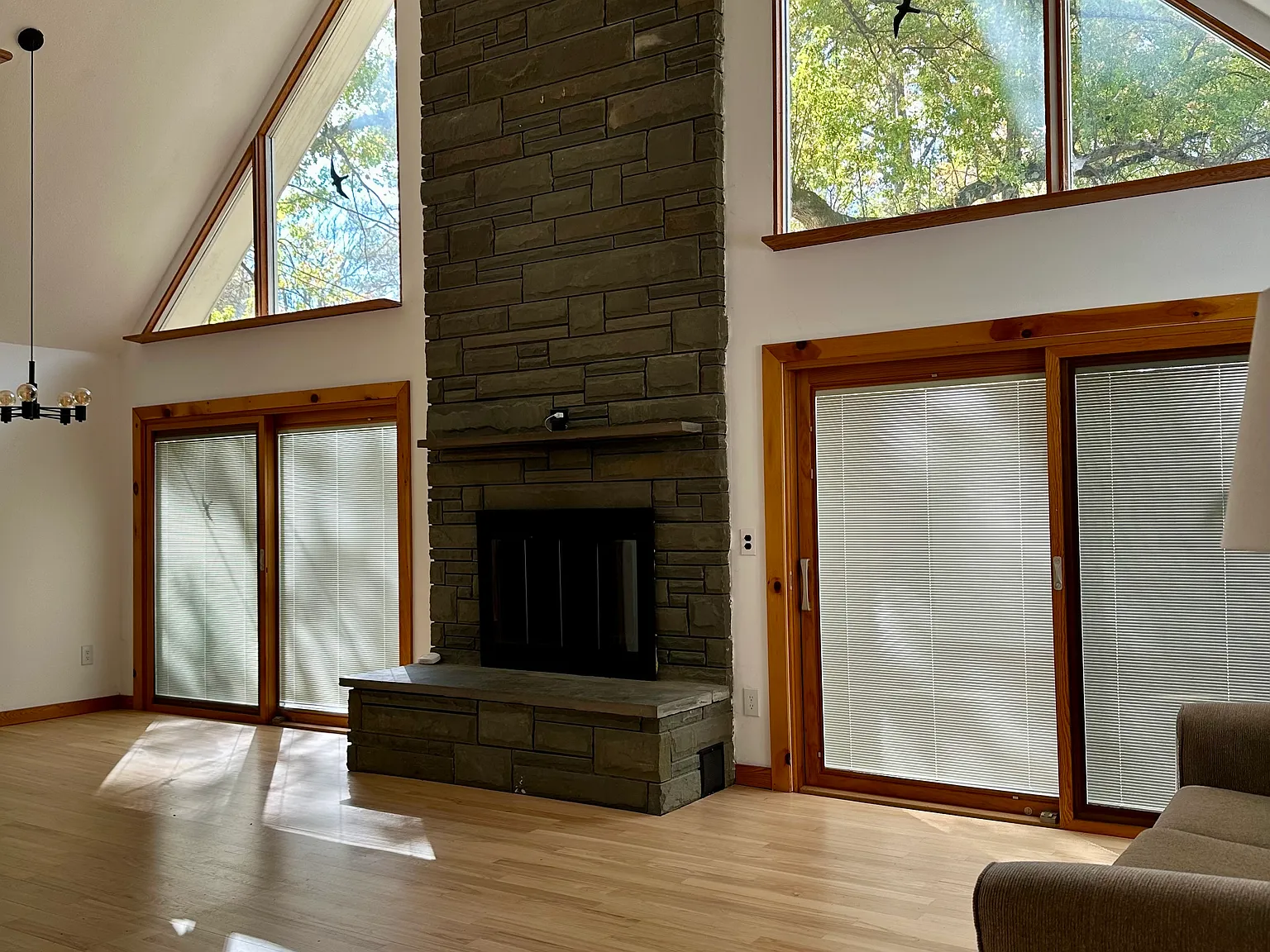 3 bed, 2487 sqft, $4,200 — Photo 2