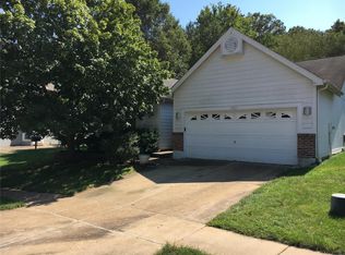 1812 Strawberry Ridge Dr, Ballwin, MO 63021