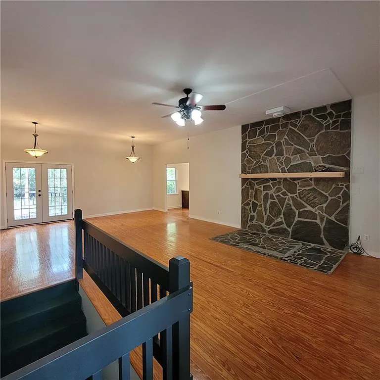4 bed, 2.0 bath, 2520 sqft, $2,500 — Photo 4
