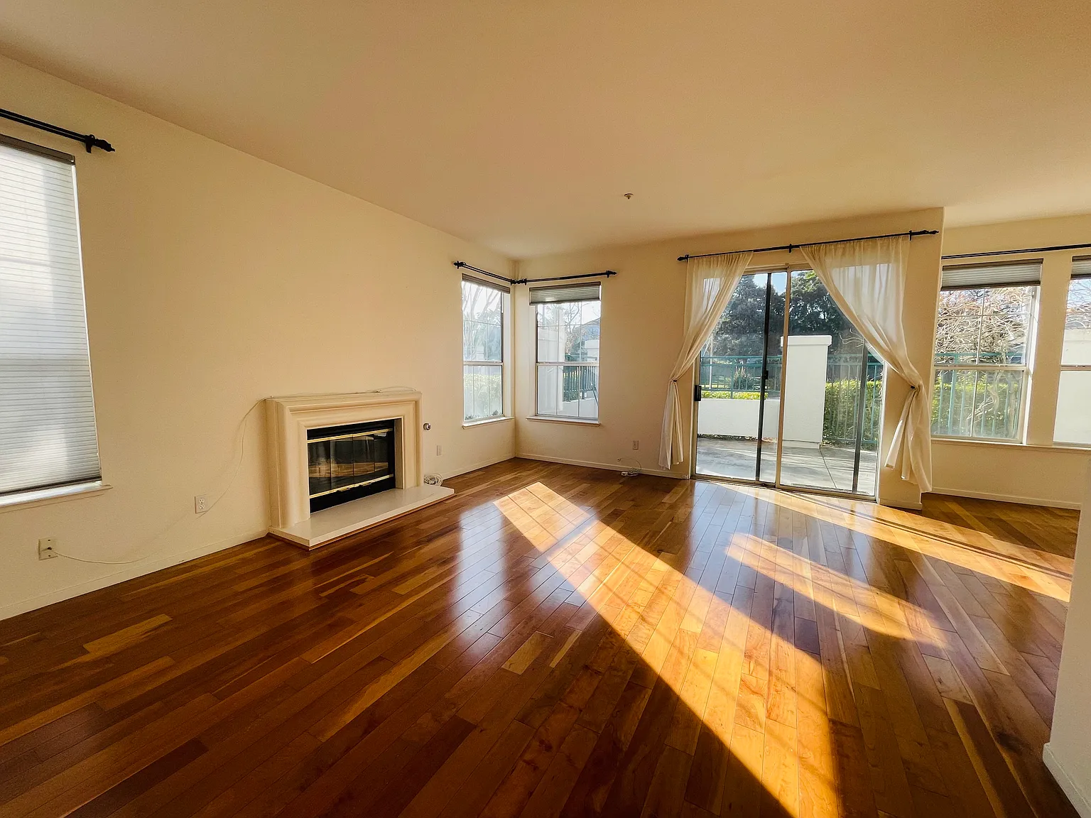 3 bed, 2.5 bath, 1572 sqft, $5,650 — Photo 1