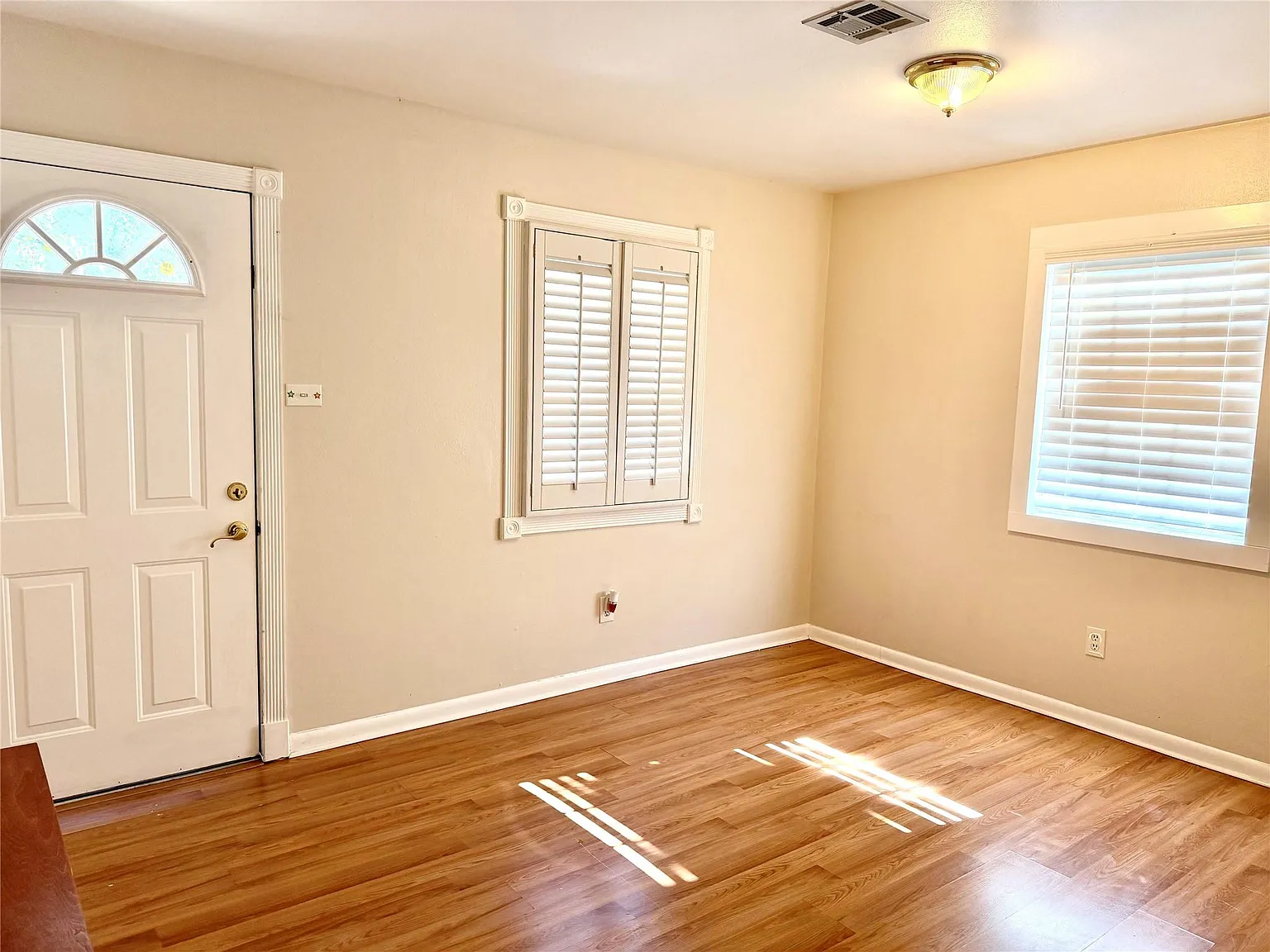 4 bed, 2.0 bath, 2038 sqft, $2,200 — Photo 4