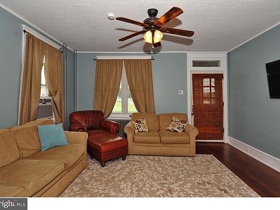 4th image of 31 E 2nd St