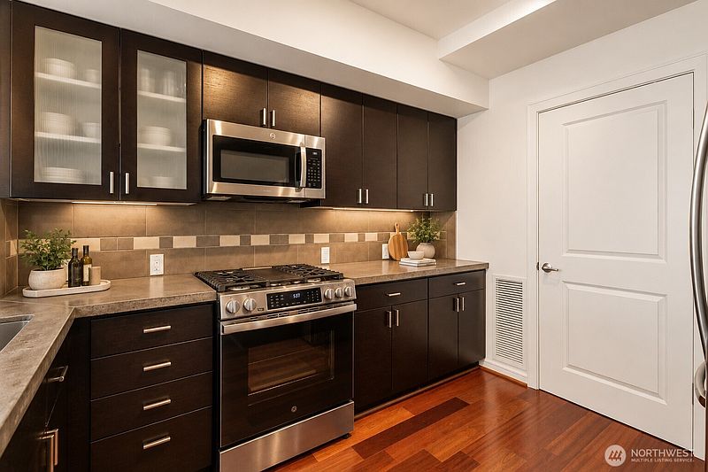 4th image of 819 Virgina Street #2710