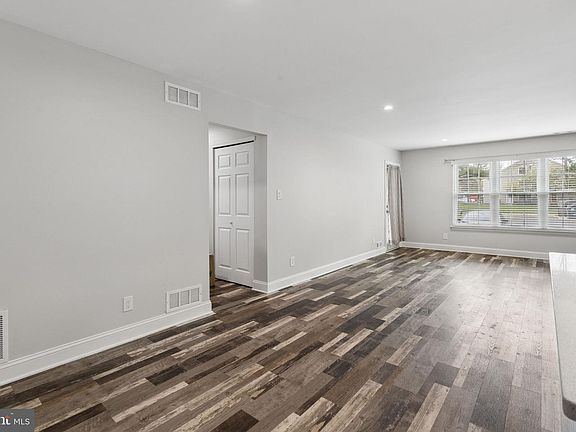 5th image of 227 Derry Hill Ct