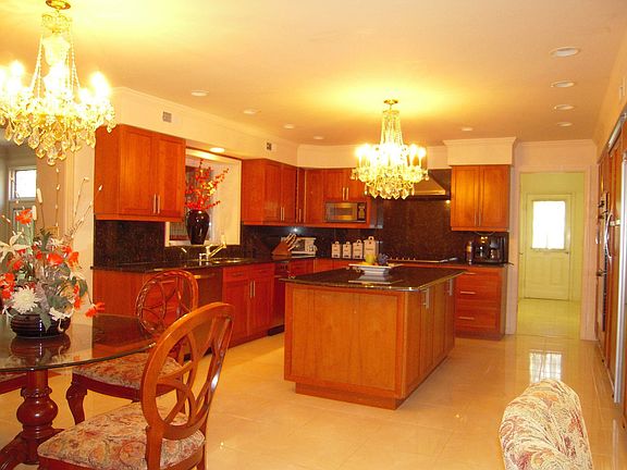 3rd image of 20 Tall Pine Ln