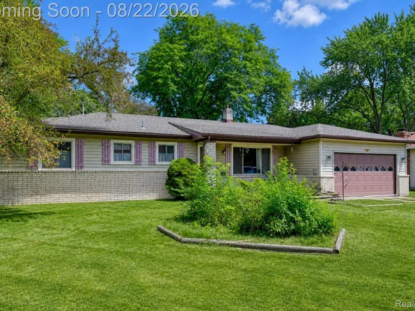 2388 Woodlawn St, Wolverine Lake, MI 48390