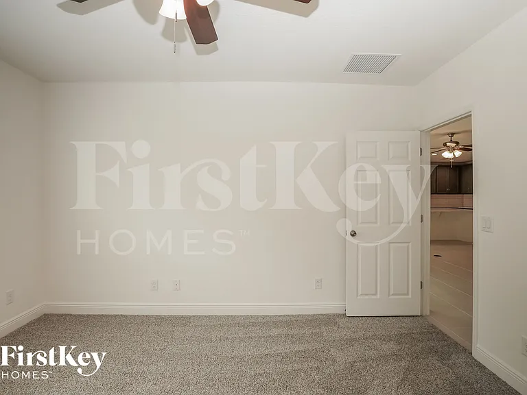 681 Blackstone St — Photo 7