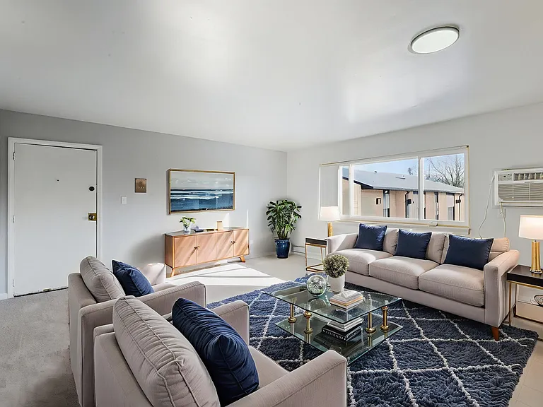 Hubbard Apartments — Photo 8