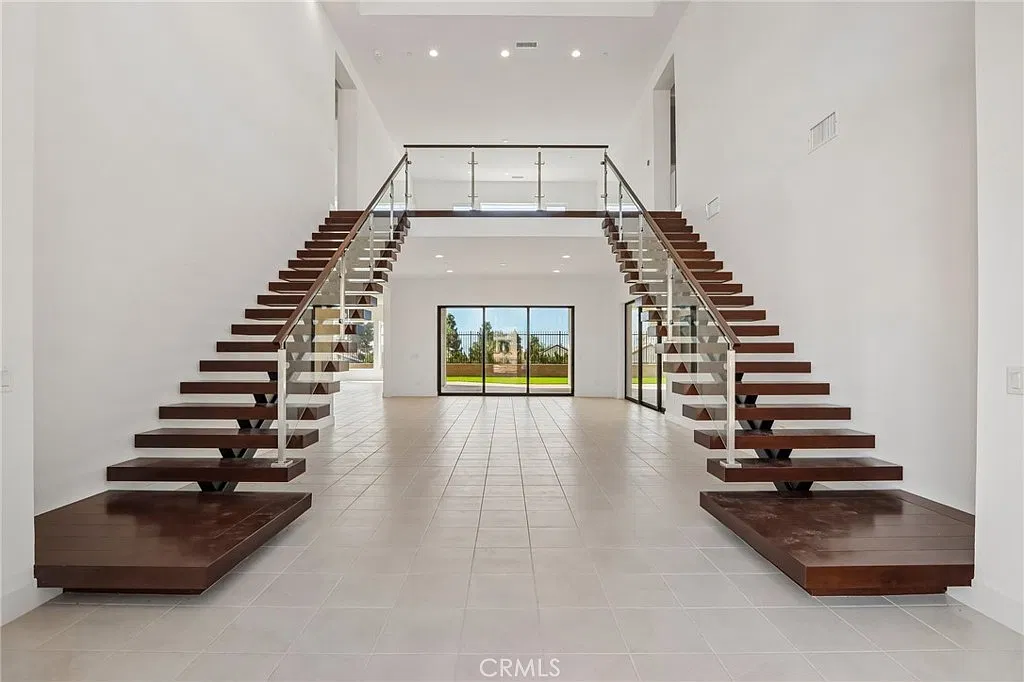 5 bed, 5.5 bath, 5754 sqft, $12,500 — Photo 4