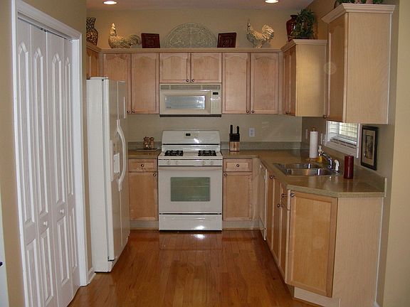 GOOD SIZE KITCHEN OPEN TO FAMILY ROOM