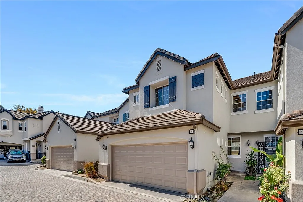 2 bed, 2.5 bath, 1080 sqft, $3,600 — Photo 2