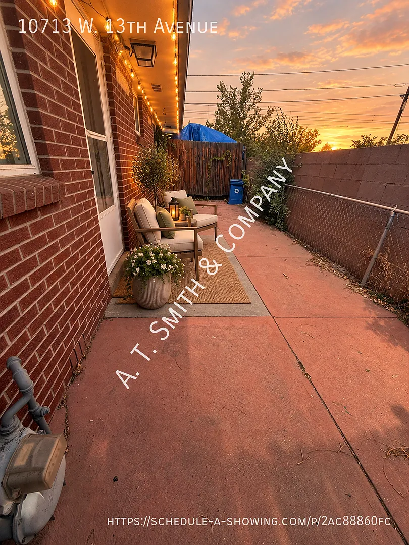 Charming Two Bedroom in Lakewood-Updated, Hardwoods, 2 Blocks From The Light Rail! — Photo 4
