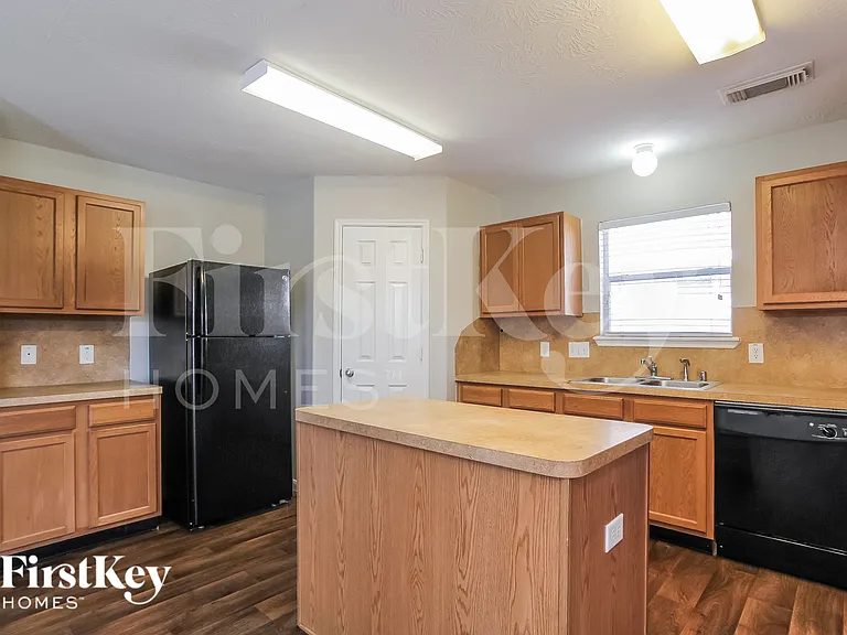 2811 Long Grove Ln — Photo 8