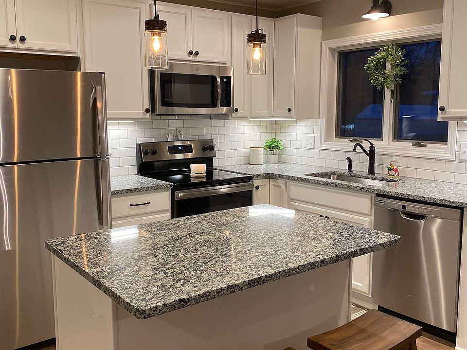 bar top island, granite counter tops, stainless steel appliances