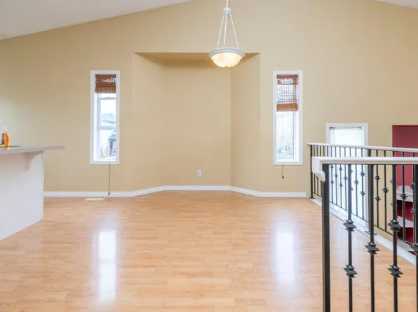 126 E Tuscarora Pl NW, Calgary, AB T3L 2G2