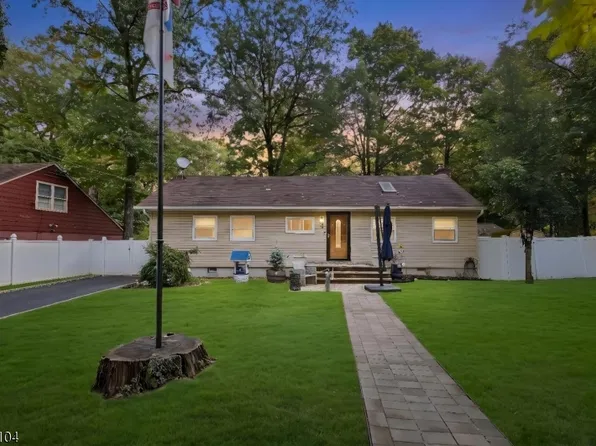 37 Maxim Dr, Hopatcong Boro, NJ 07843