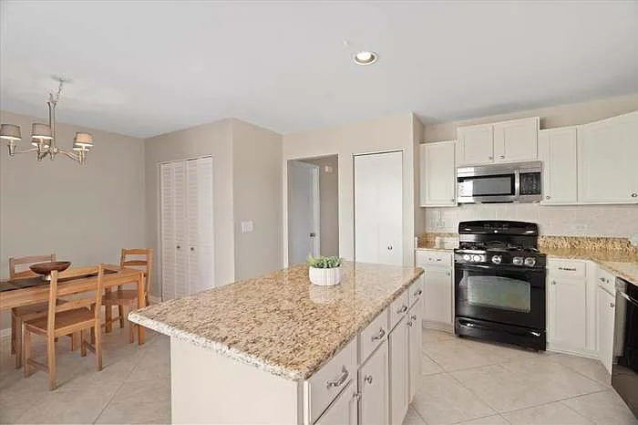 18630 W Sterling Ct — Photo 9