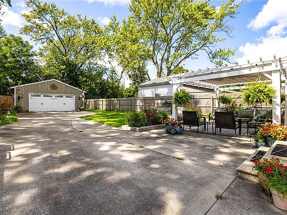 2nd image of 7176 Lake Ave
