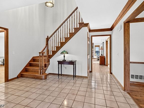 4th image of 15 Hoffman Pl