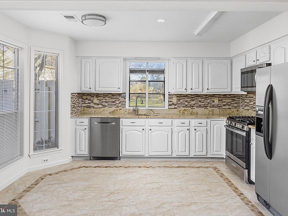 5th image of 19 Dorset Ct