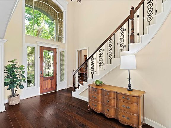 3rd image of 10 Sullivans Ct