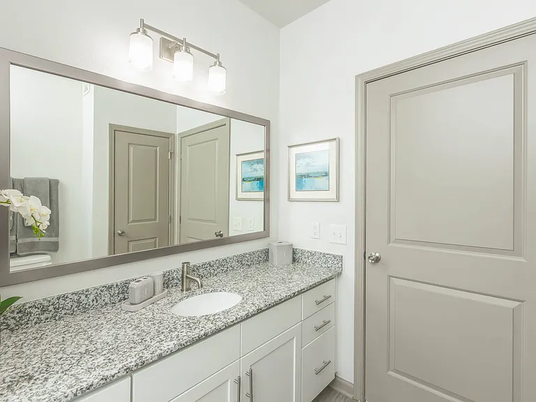 Sola South Lux Apartments — Photo 25