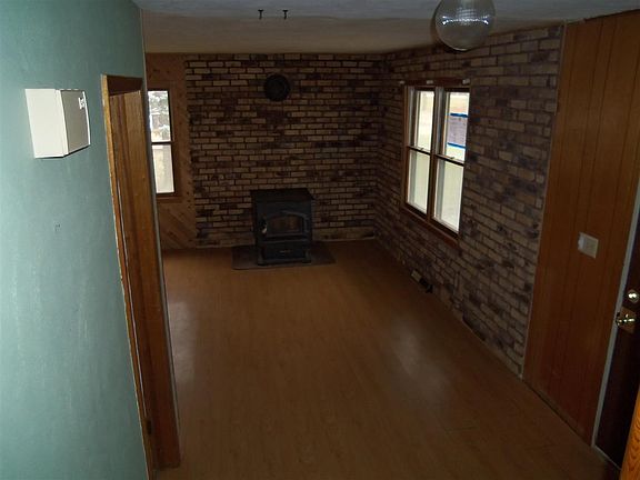 4th image of 322 W 1st St