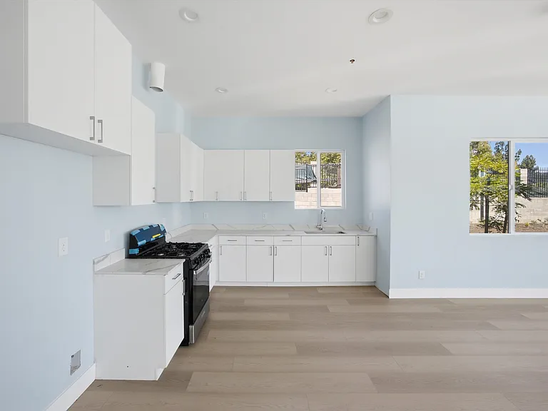 3164 N Sterling Ave #101 — Photo 16