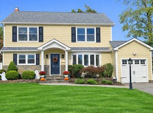 11 Keats Pl, Greenlawn, NY 11740