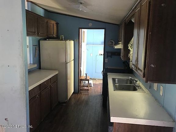4th image of 824 Country Ln