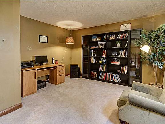 5th image of 1067 Lancaster Ln