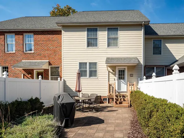 206 Saint Andrews Dr, Morgantown, WV 26508