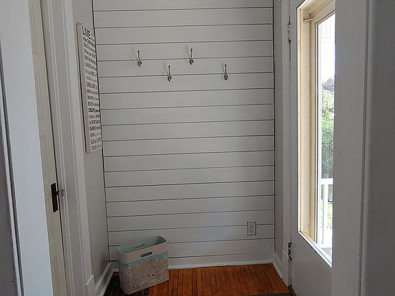 Entrance shiplap with hooks coats