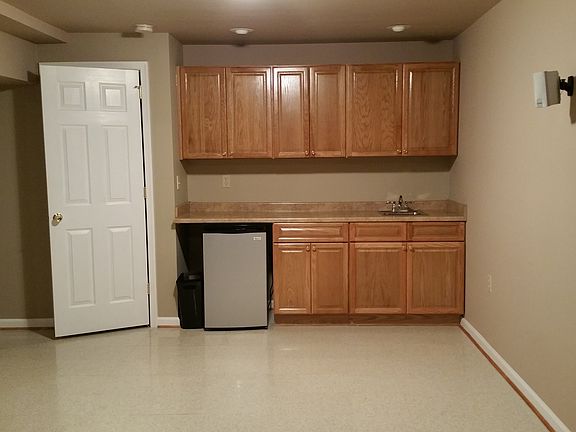 Wetbar w/custom  cabnets 