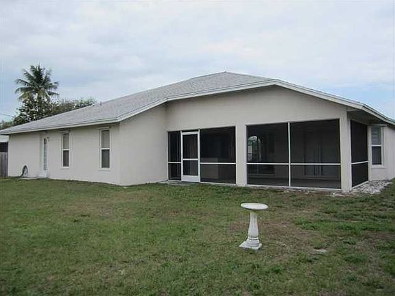5th image of 207 SE Village Dr