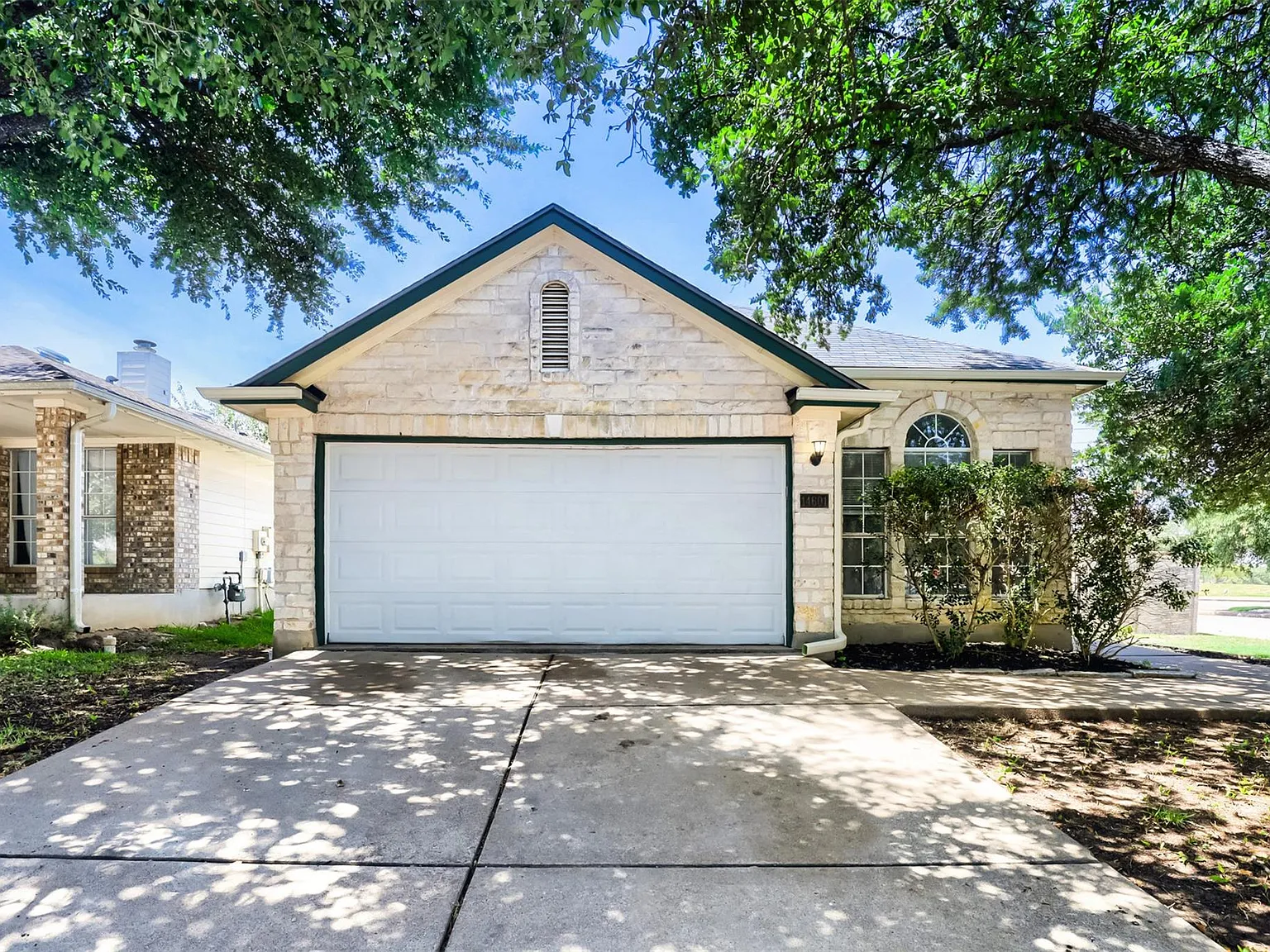 3 bed, 2.0 bath, 1355 sqft, $1,995 — Photo 2