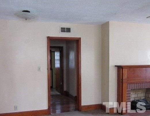 2nd image of 207 E Oak St
