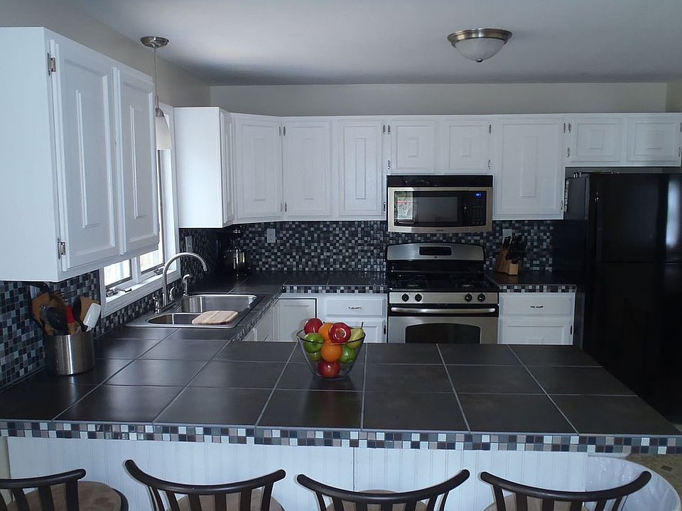 Brand new custom counter top and backsplash!!