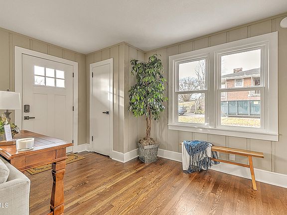 2nd image of 1000 Lincoln Ave