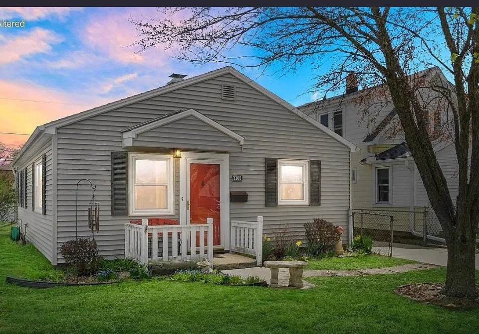 2706 S 71st St