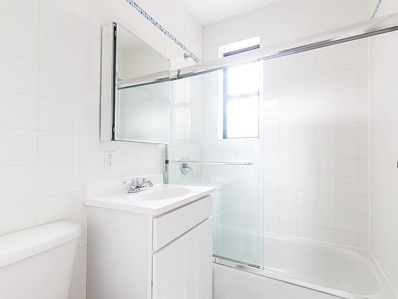 4th image of 225 W 12th St APT 6I