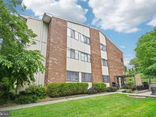 1553 Creekside Rd #B2-1, Whitehall, PA 18052