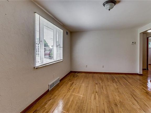 4th image of 114 Neilson Dr