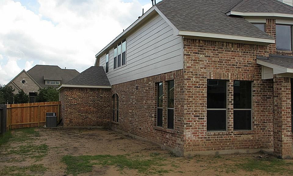 Spacious Backyard, Side view of house
