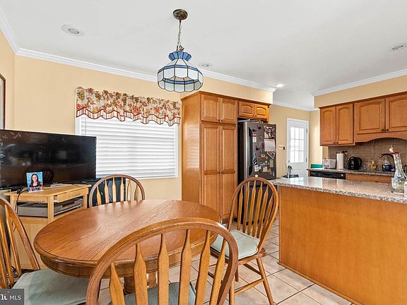 3rd image of 446 Pennington Dr